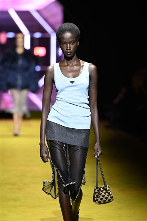 Prada signe le retour de la tendance tank top, chic et 